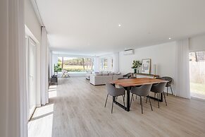 Aroeira Modern Grand Villa by Homing