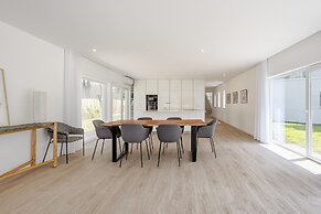Aroeira Modern Grand Villa by Homing
