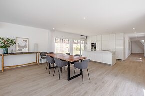 Aroeira Modern Grand Villa by Homing
