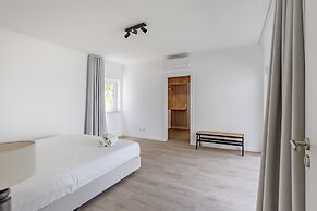 Aroeira Modern Grand Villa by Homing