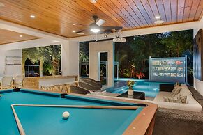 Modern Luxury 6 BR Tropical Retreat With Pool