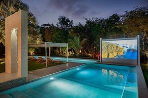 Modern Luxury 6 BR Tropical Retreat With Pool