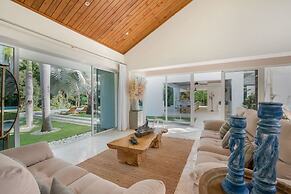 Modern Luxury 6 BR Tropical Retreat With Pool