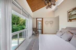 Modern Luxury 6 BR Tropical Retreat With Pool