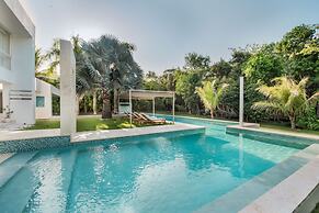Modern Luxury 6 BR Tropical Retreat With Pool