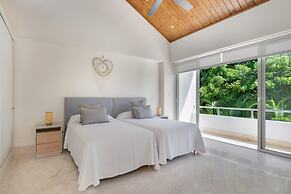 Modern Luxury 6 BR Tropical Retreat With Pool