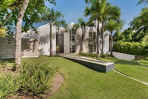 Modern Luxury 6 BR Tropical Retreat With Pool