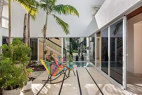 Modern Luxury 6 BR Tropical Retreat With Pool