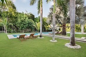 Modern Luxury 6 BR Tropical Retreat With Pool