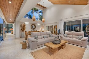 Modern Luxury 6 BR Tropical Retreat With Pool