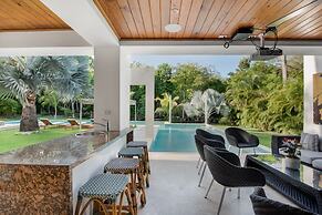 Modern Luxury 6 BR Tropical Retreat With Pool
