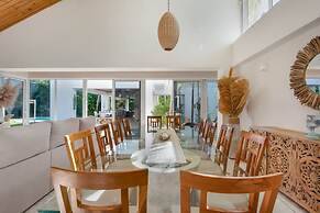 Modern Luxury 6 BR Tropical Retreat With Pool