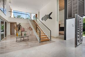 Modern Luxury 6 BR Tropical Retreat With Pool