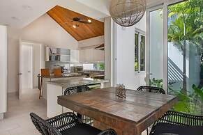 Modern Luxury 6 BR Tropical Retreat With Pool