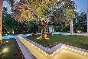 Modern Luxury 6 BR Tropical Retreat With Pool