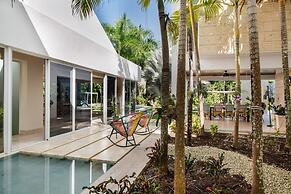 Modern Luxury 6 BR Tropical Retreat With Pool