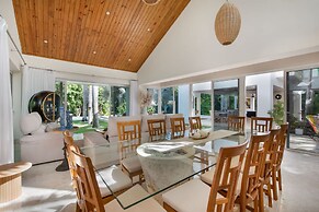 Modern Luxury 6 BR Tropical Retreat With Pool
