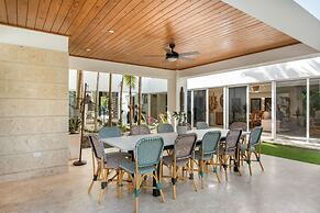 Modern Luxury 6 BR Tropical Retreat With Pool