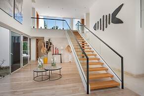 Modern Luxury 6 BR Tropical Retreat With Pool