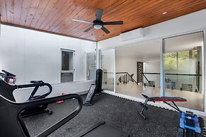 Modern Luxury 6 BR Tropical Retreat With Pool
