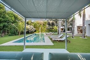 Modern Luxury 6 BR Tropical Retreat With Pool