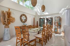 Modern Luxury 6 BR Tropical Retreat With Pool