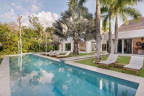 Modern Luxury 6 BR Tropical Retreat With Pool