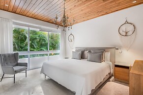 Modern Luxury 6 BR Tropical Retreat With Pool