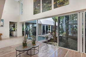 Modern Luxury 6 BR Tropical Retreat With Pool
