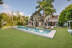 Modern Luxury 6 BR Tropical Retreat With Pool