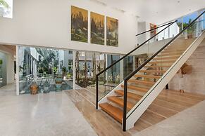 Modern Luxury 6 BR Tropical Retreat With Pool
