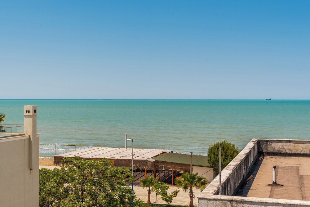 SEA LA VIE SUITES