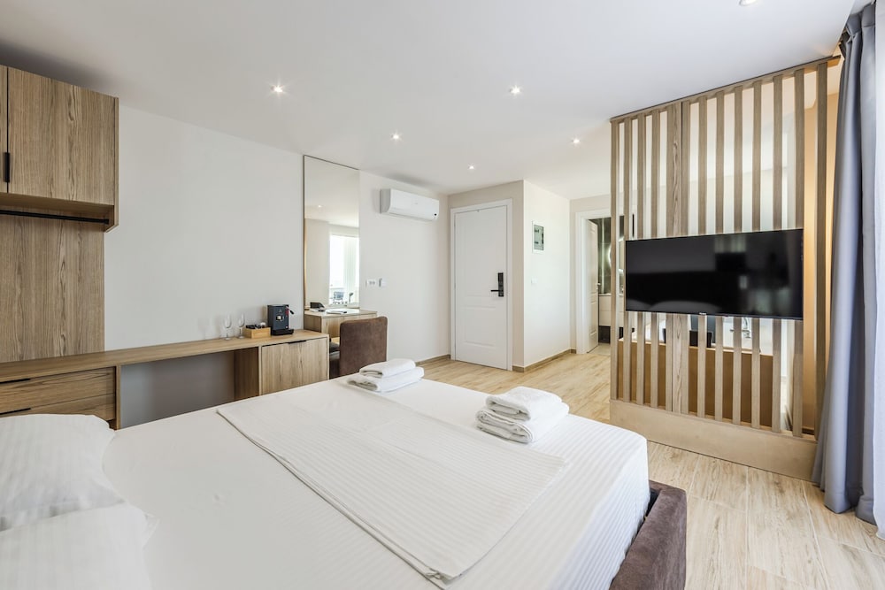 SEA LA VIE SUITES