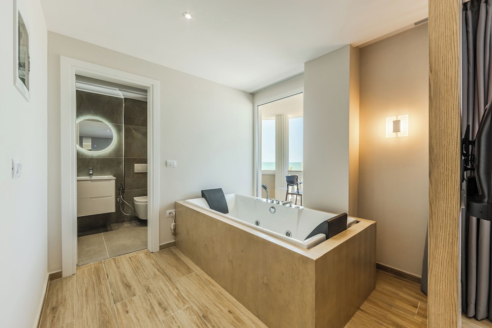 SEA LA VIE SUITES