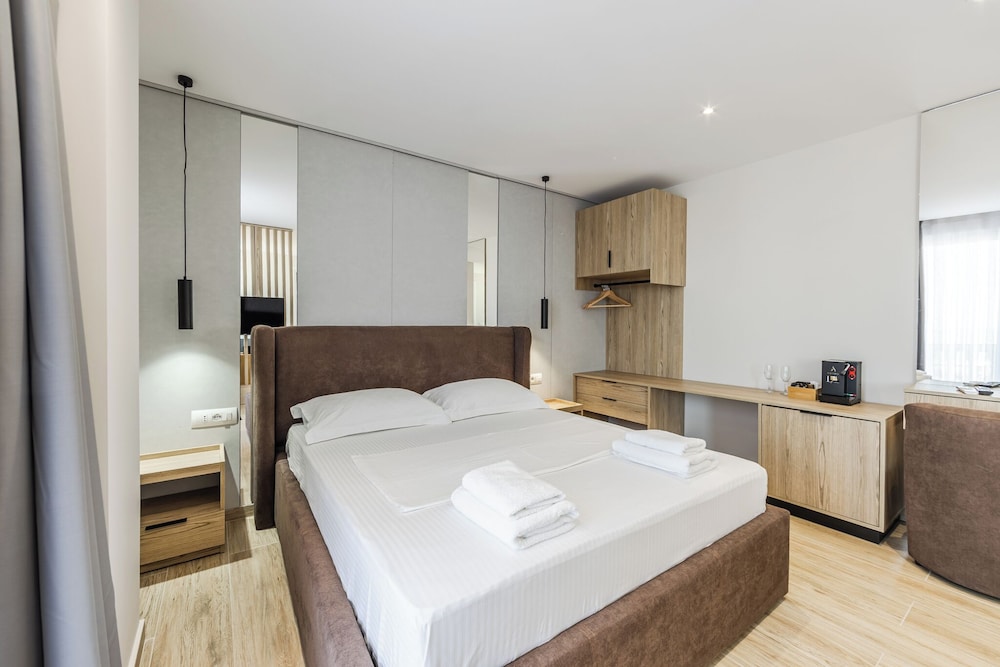 SEA LA VIE SUITES