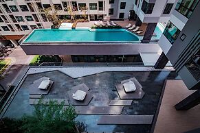 Great Location - Awesome Pool