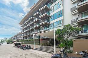 1BR with Pool 3 Min Walk to Beach  C197
