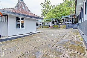 OYO 92287 Hotel Aji Mantoro