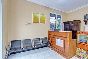 OYO 92287 Hotel Aji Mantoro