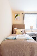 Lovely & Bright 2-Bed Apartment