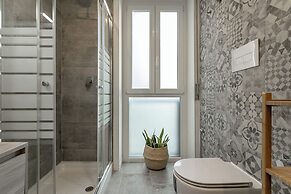 Modern Studio with Balcony in Milan