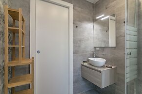 Modern Studio with Balcony in Milan