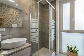 Modern Studio with Balcony in Milan