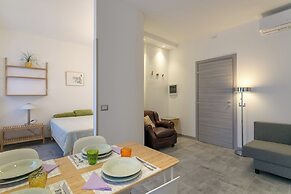 Modern Studio with Balcony in Milan