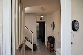 Kingston Duplex Apt Balcony, Parking & Wi-fi