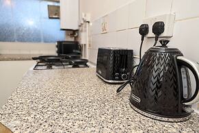 Kingston Duplex Apt Balcony, Parking & Wi-fi