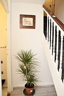 Kingston Duplex Apt Balcony, Parking & Wi-fi