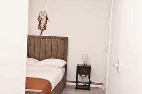Kingston Duplex Apt Balcony, Parking & Wi-fi