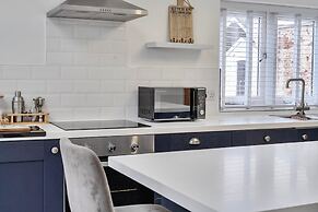 Modern Seaside Cottage - Sleeps 5