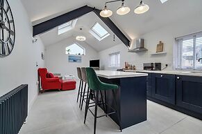 Modern Seaside Cottage - Sleeps 5